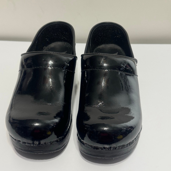 Dansko Black Patent Leather Clogs Size 37 Slip On Nursing Comfort Shoes - Picture 3 of 12